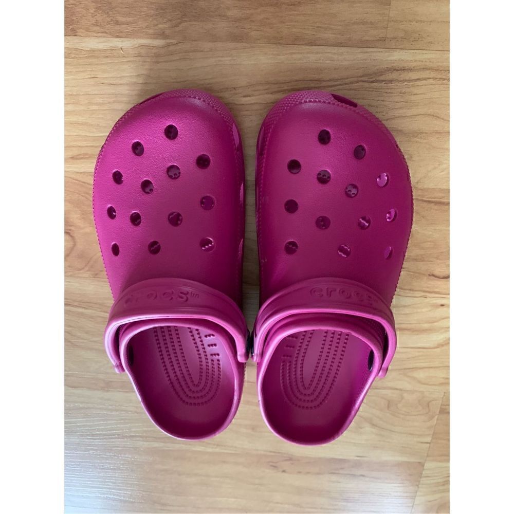 Crocs pink size 11 women’s and 9 men’s